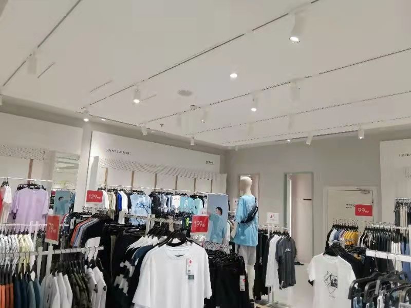 热风鞋服店